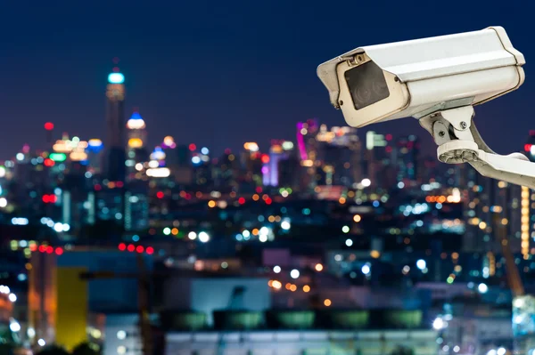 Cctv-Kamera oder Überwachungskamera, die mit Stadt im Hintergrund arbeitet — Stockfoto