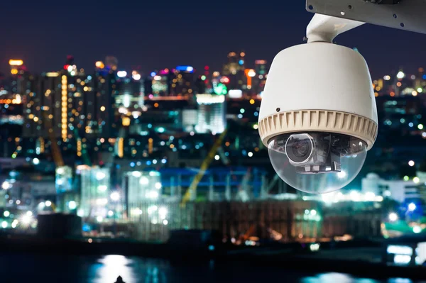 CCTV Camera of anti-afluister werken met stad op achtergrond — Stockfoto