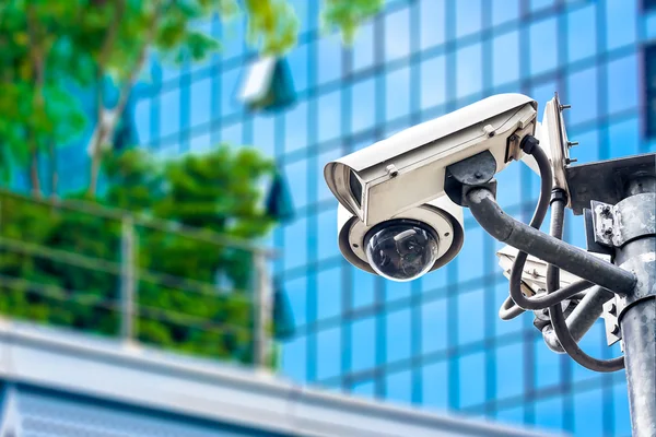 Cámara de CCTV o vigilancia que funciona en un edificio de vidrio — Foto de Stock