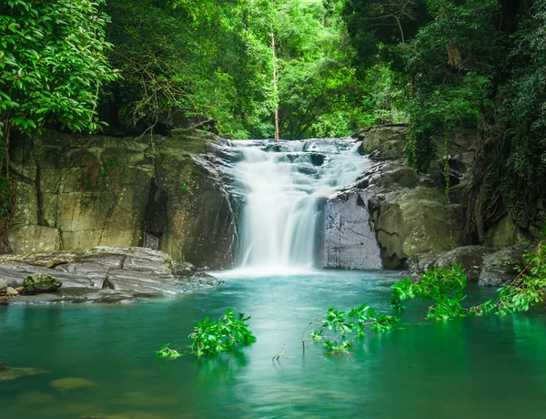 Belle cascade en forêt — Photo