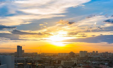 Şehirde günbatımı
