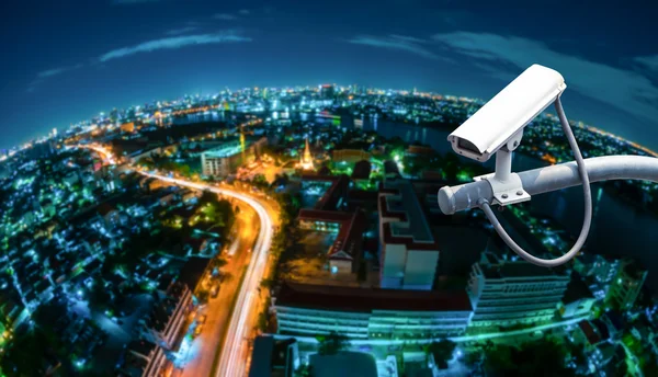 CCTV med oskärpa staden i bakgrunden fisk öga perspektiv — Stockfoto