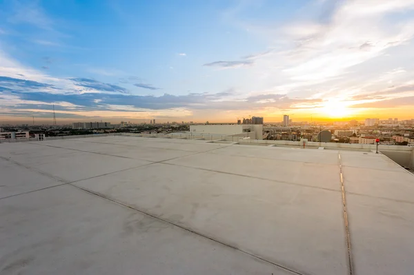 Telhado do edifício com pôr do sol — Fotografia de Stock