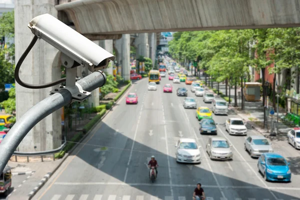 Cámara de CCTV o vigilancia que opera en la carretera de tráfico — Foto de Stock