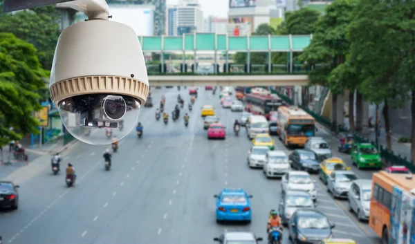 Câmera CCTV ou vigilância operando na estrada de tráfego — Fotografia de Stock