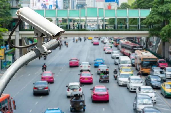 Φωτογραφική μηχανή CCTV ή παρακολούθηση που λειτουργεί σε οδική κυκλοφορία — Φωτογραφία Αρχείου