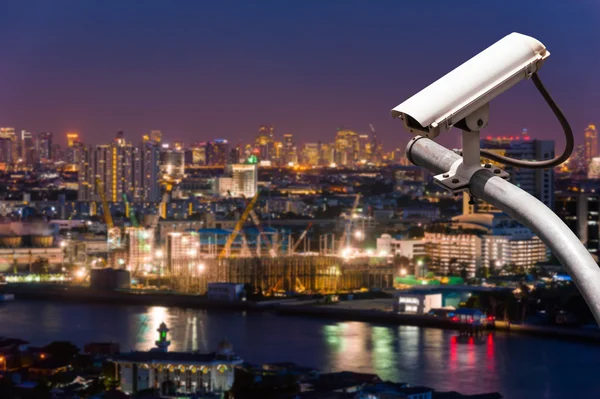 Cctv oder Überwachung mit verschwommener Stadt im Hintergrund — Stockfoto