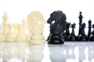 Satranç'ın iki tarafında karşı karşıya birlikte takım iş kavramı competi