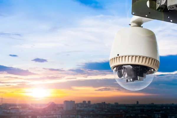 CCTV camera of toezicht met zonsondergang hemelachtergrond — Stockfoto