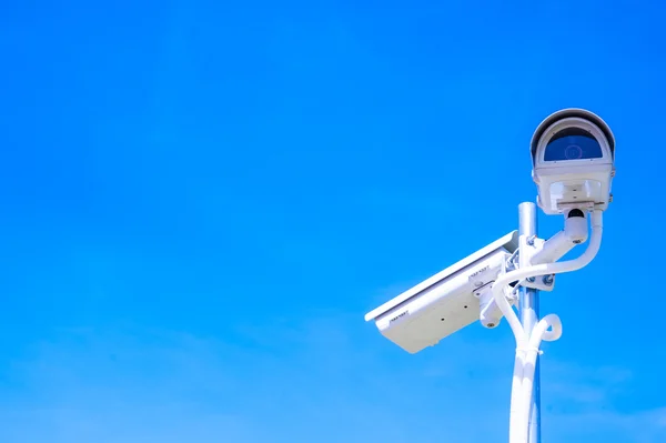 Cámara CCTV o vigilancia operando en el cielo azul —  Fotos de Stock