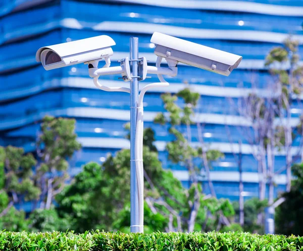 CCTV kamera eller övervakning operaiting med blå byggnad och pa — Stockfoto
