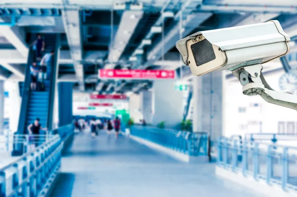 Câmera CCTV operando com escada rolante — Fotografia de Stock