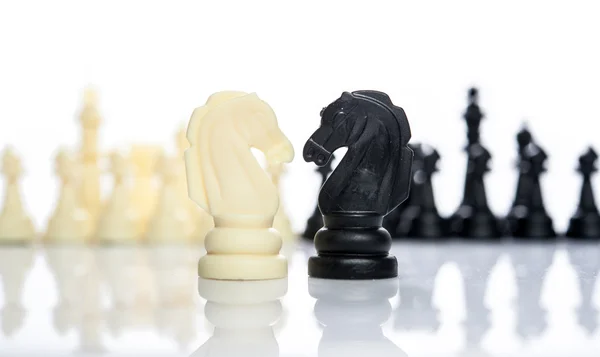 Satranç'ın iki tarafında karşı karşıya birlikte takım iş kavramı competi — Stok fotoğraf