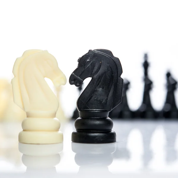 Dwie boczne szachy twarz razem zespół koncepcja konkurencyjności — Zdjęcie stockowe