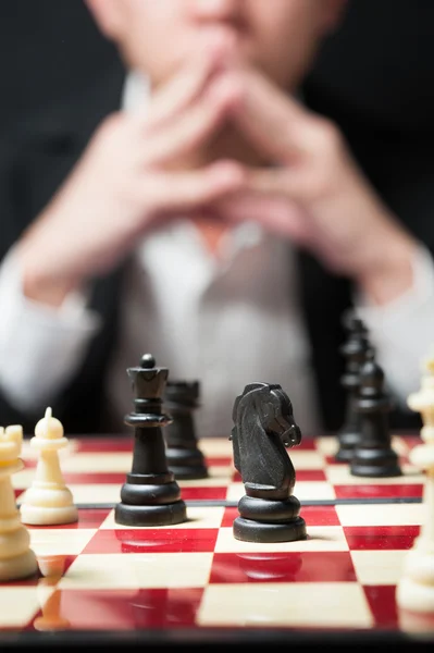 Uomo su camicia bianca vestito nero giocare a scacchi pensare per la strategia b — Foto Stock