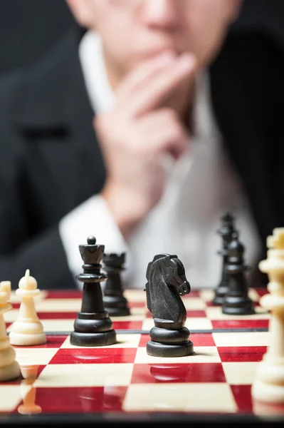 Homme sur chemise blanche costume noir jouer aux échecs penser à la stratégie b — Photo