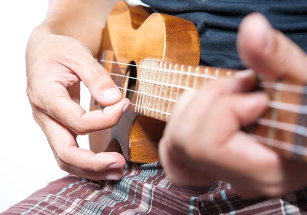 Mão tocando ukulele, instrumento de corda pequena — Fotografia de Stock