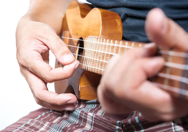 Ukulele, küçük yaylı çalgılar oynarken el — Stok fotoğraf