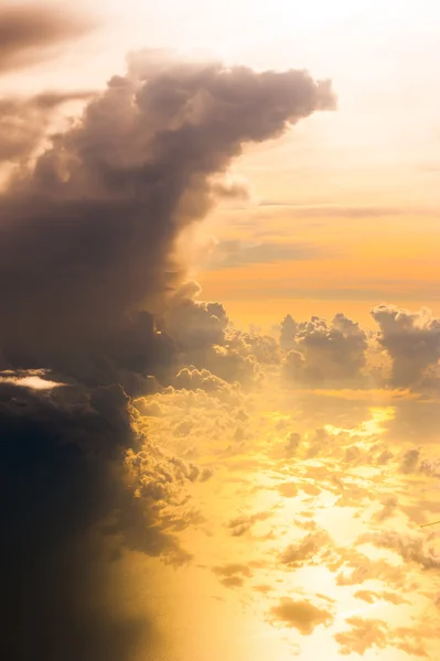 Puesta o salida del sol con nubes, rayos de luz y otros efectos atmosféricos —  Fotos de Stock