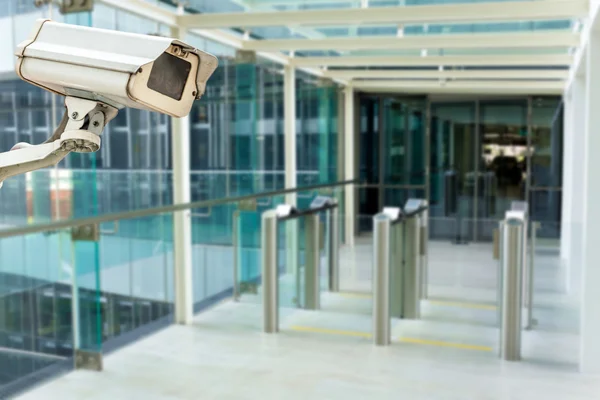 Câmera CCTV ou vigilância operando na entrada do prédio — Fotografia de Stock