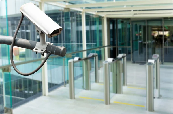 Câmera CCTV ou vigilância operando na entrada do prédio — Fotografia de Stock