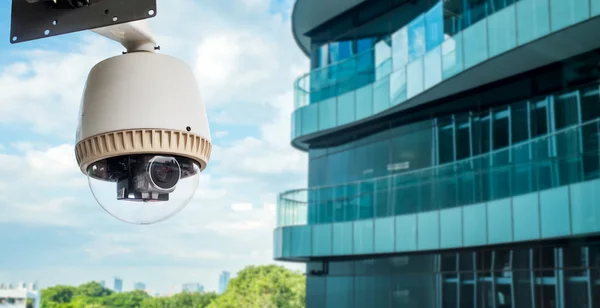 CCTV operativa utanför office balkong — Stockfoto