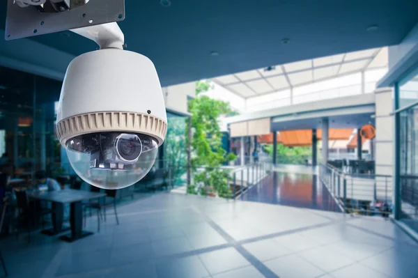 Câmera CCTV Operando dentro de uma estação ou loja de departamento — Fotografia de Stock