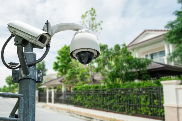 Câmera CCTV com casa no fundo — Fotografia de Stock