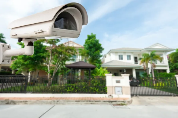 Câmera CCTV com casa no fundo — Fotografia de Stock