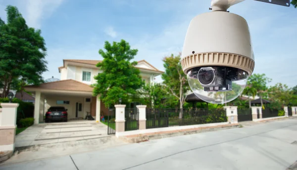 Telecamera a circuito chiuso con casa in background — Foto Stock