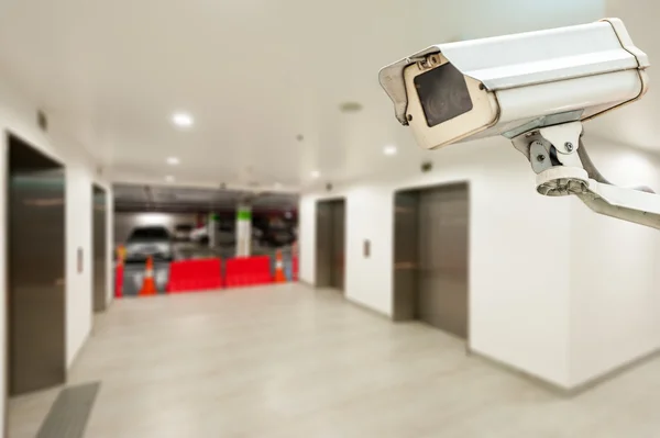 CCTV operando no prédio do parque de estacionamento com elevador — Fotografia de Stock