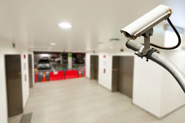 エレベーター付けの建物の駐車場で動作している cctv — ストック写真