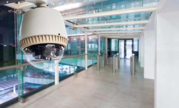 CCTV камери або спостереження, що діють в будівлі вхід — стокове фото