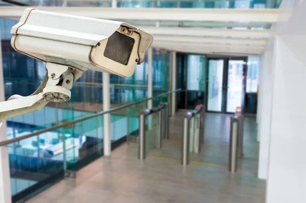 CCTV kamera vagy a megfigyelési működő épület bejárata — Stock Fotó