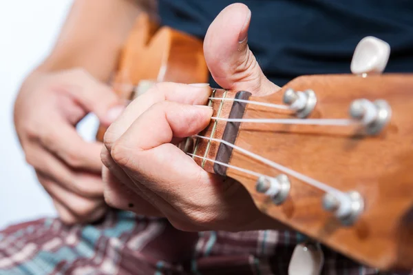 Ręka grając ukulele, małe instrumentu — Zdjęcie stockowe
