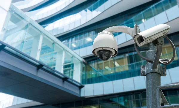 CCTV ou vigilância operando em prédio de escritórios — Fotografia de Stock
