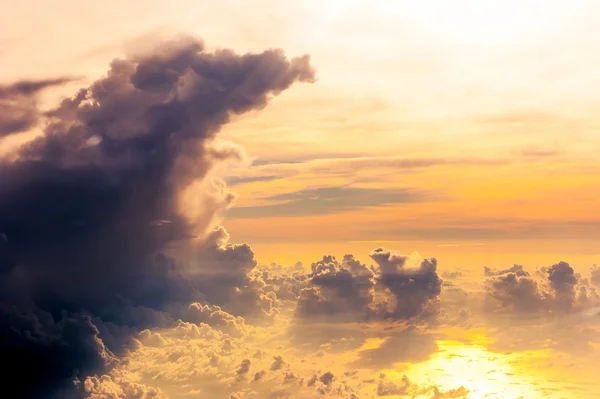 Puesta o salida del sol con nubes, rayos de luz y otros efectos atmosféricos —  Fotos de Stock
