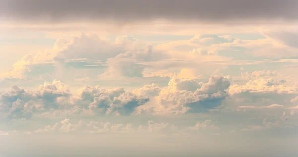 Coucher ou lever de soleil avec nuages, rayons lumineux et autres effets atmosphériques — Photo