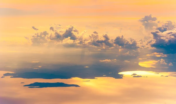 Coucher ou lever de soleil avec nuages, rayons lumineux et autres effets atmosphériques — Photo