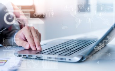 iş adamı dizüstü conputer technolo ile yazarak, yakın çekim