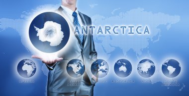 Antarktika kıtası üzerinde sanal dijital scr seçerek iş adamı