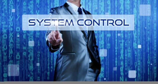 Homem de negócios com fundo digital pressionando no controle do sistema de botão — Fotografia de Stock