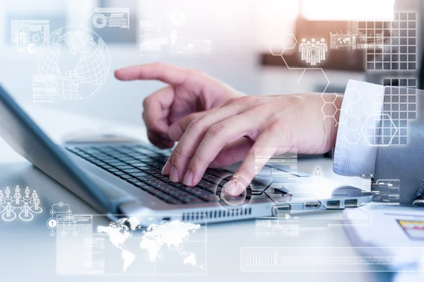 Primer plano del hombre de negocios escribiendo en el ordenador portátil con technolo — Foto de Stock