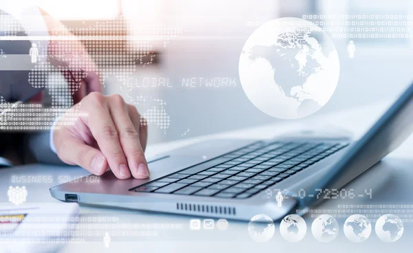 Primer plano del hombre de negocios escribiendo en el ordenador portátil con technolo — Foto de Stock