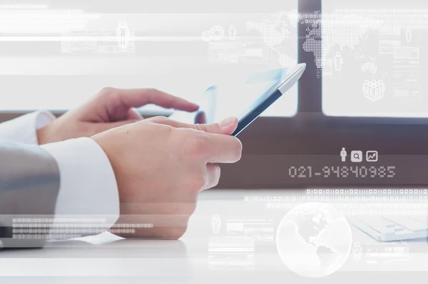 Närbild scen av affärsman med tablett med digital lager e — Stockfoto