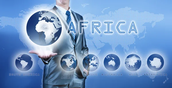 Geschäftsmann wählt afrikanischen Kontinent auf virtuellem digitalen Bildschirm, — Stockfoto