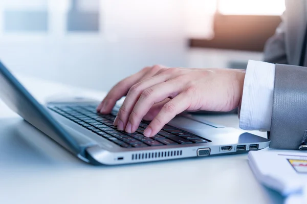 Hombre de negocios escribiendo en el ordenador portátil con efecto de capa de tecnología — Foto de Stock