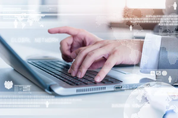 Hombre de negocios escribiendo en el ordenador portátil con efecto de capa de tecnología — Foto de Stock