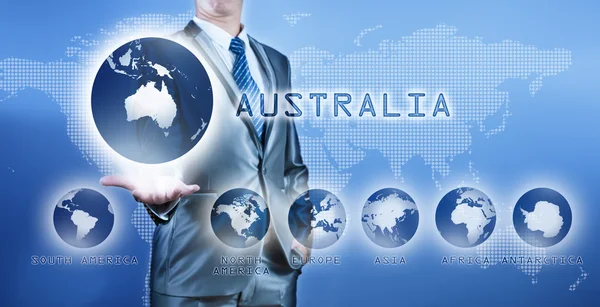 Affärsman att välja Australien kontinenten på virtuella digitala skä — Stockfoto
