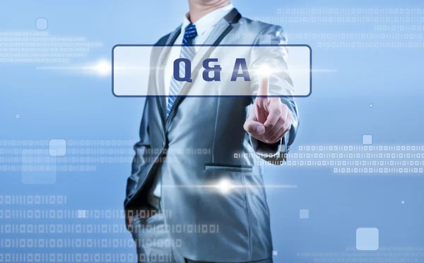 Geschäftsmann trifft Entscheidung über q & a — Stockfoto